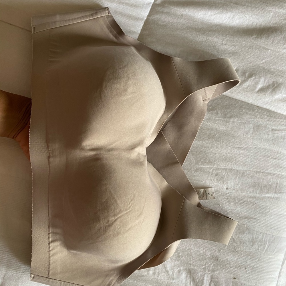 Lululemon enlite bra in cream